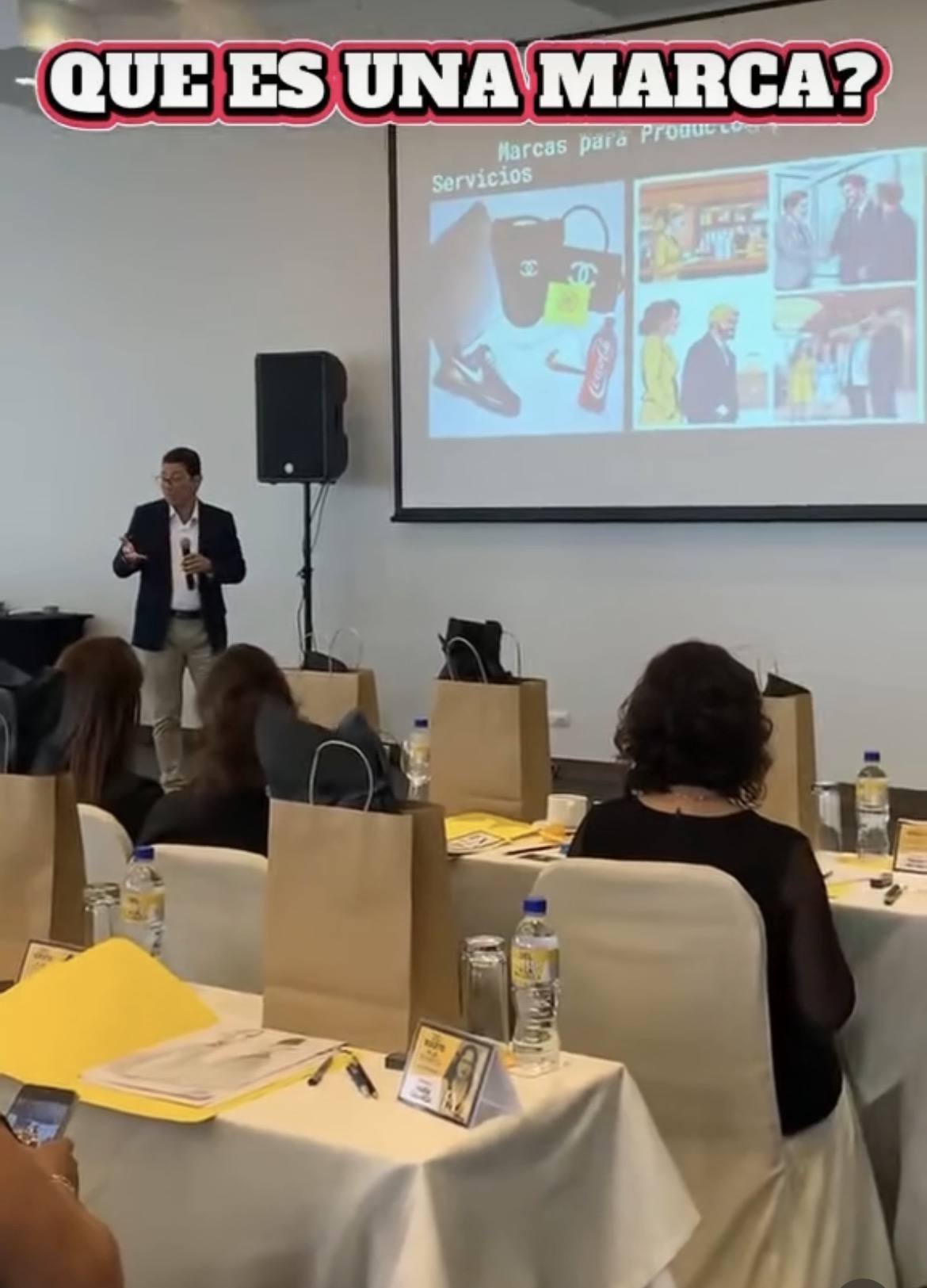 Abogado de ECUAJURÍDICO asesorando sobre registro de marcas en Ecuador